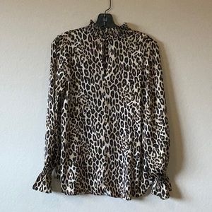 Leopard ruffled collar with ruffled sleeves.